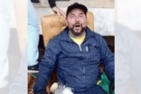 Fábio Oliveira sentado na 'cadeira do Xandão' (Foto: Reprodução)