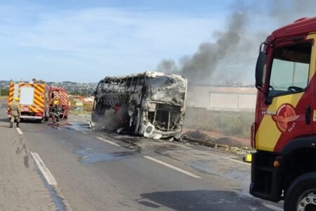 Ônibus pega fogo próximo ao aeroporto de Goiânia