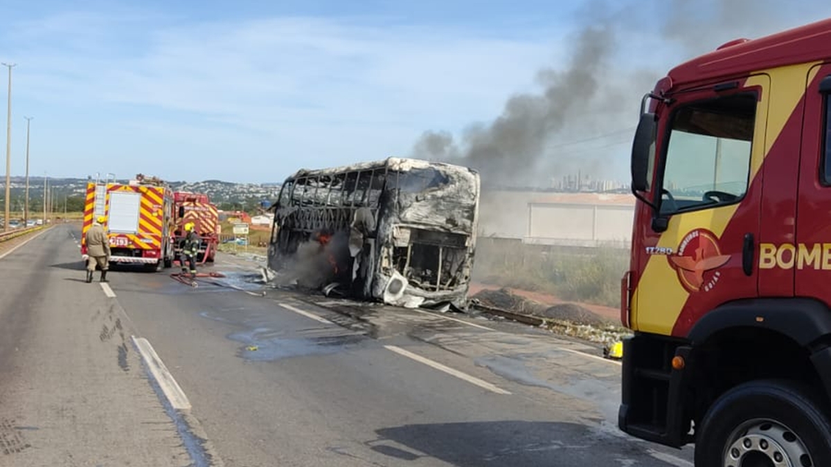 Ônibus pega fogo próximo ao aeroporto de Goiânia