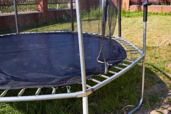 Criança morre após trampolim ser arremessado por rajada de vento Menina de 3 anos usava o brinquedo quando um minitornado