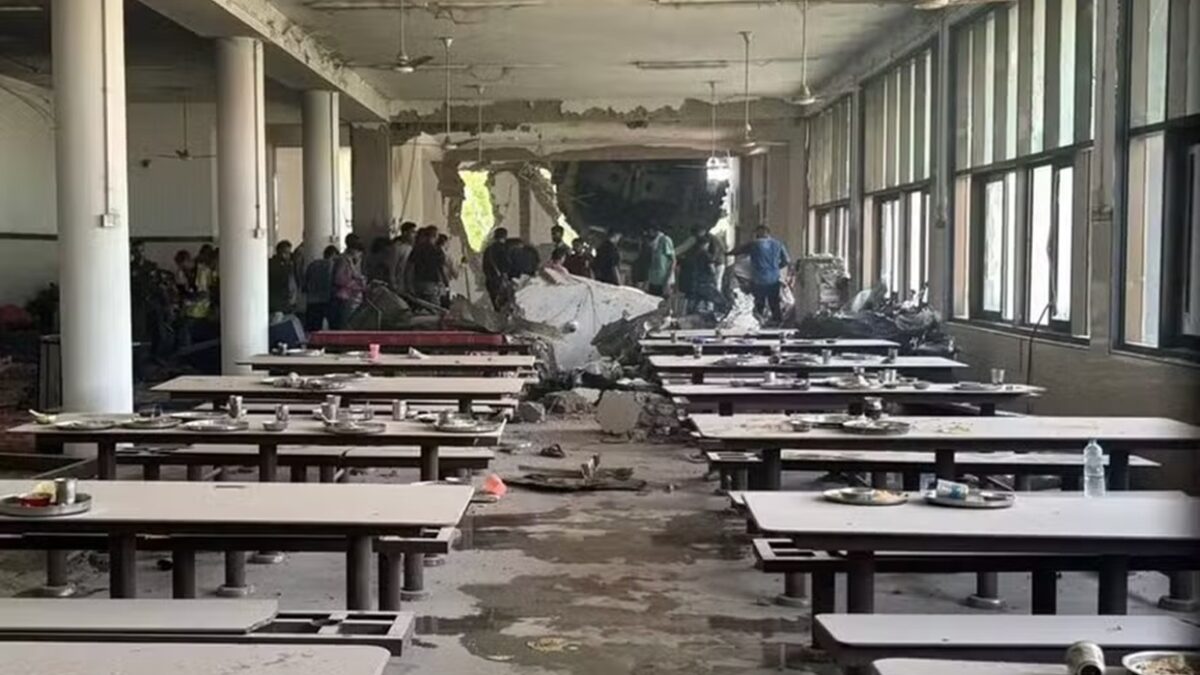 Avião que caiu na Índia atingiu refeitório de faculdade de medicina Aeronave da Air India, com 242 pessoas a bordo