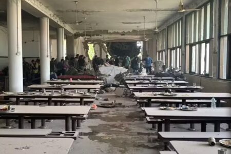 Avião que caiu na Índia atingiu refeitório de faculdade de medicina Aeronave da Air India, com 242 pessoas a bordo