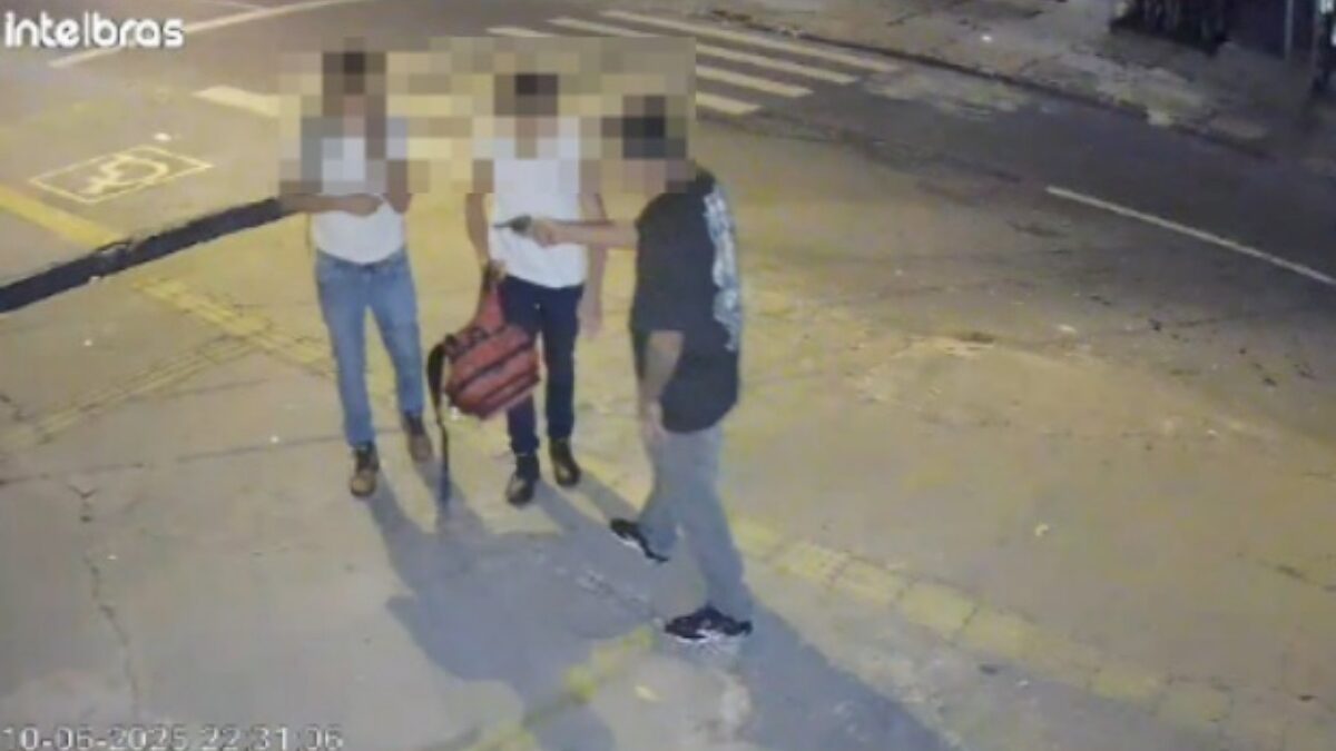 Imagem do circuito externo da rua registrou o assalto