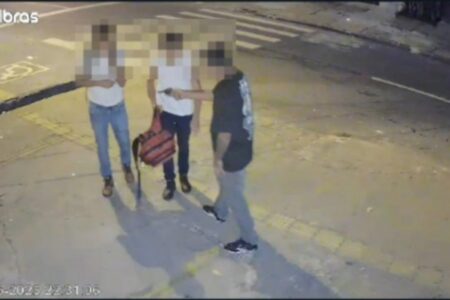 Imagem do circuito externo da rua registrou o assalto