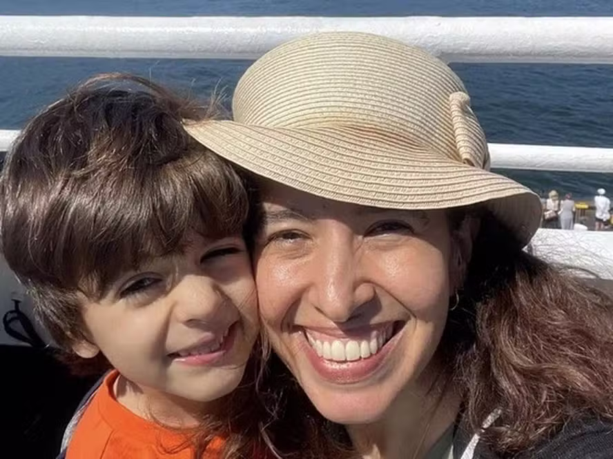 Brasileira e filho de 4 anos são atropelados por ônibus no Canadá; criança morreu Mulher está internada em estado crítico na UTI