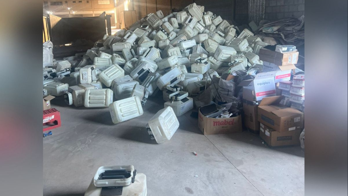 Materiais encontrados em depósito irregular (Foto: Divulgação)