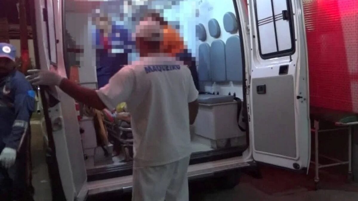 Imagem da vítima atendida em uma ambulância
