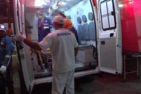 Imagem da vítima atendida em uma ambulância