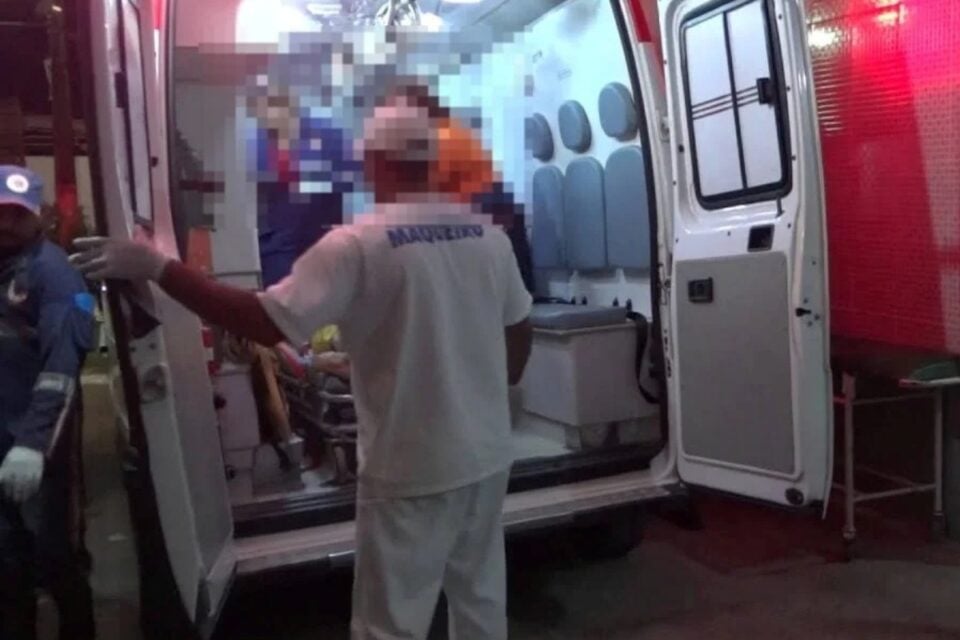 Imagem da vítima atendida em uma ambulância