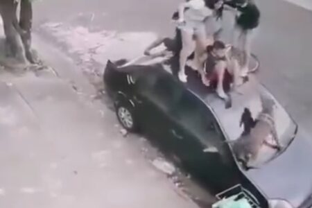 Crianças sobem em teto de carro para escaparem de ataque de pitbull vídeo Câmera de segurança registrou o momento; uma menina ficou ferida