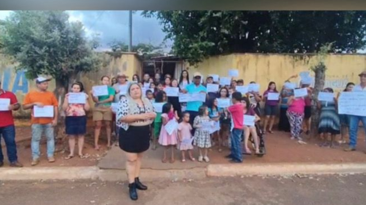 Pais e moradores protestam contra decisão da prefeitura de fechar escola (Foto: Reprodução)