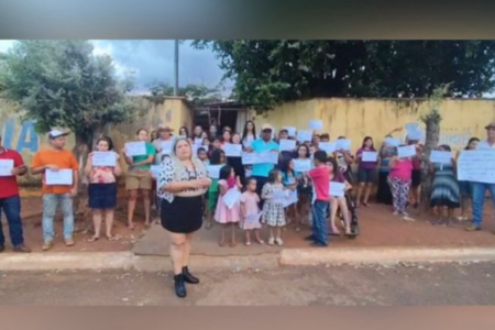 Pais e moradores protestam contra decisão da prefeitura de fechar escola (Foto: Reprodução)