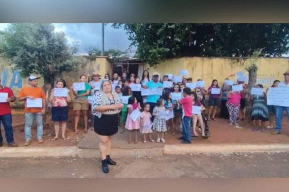 Pais e moradores protestam contra decisão da prefeitura de fechar escola (Foto: Reprodução)
