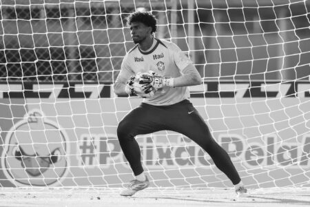 Hugo Souza durante treinamento da Seleção Brasileira