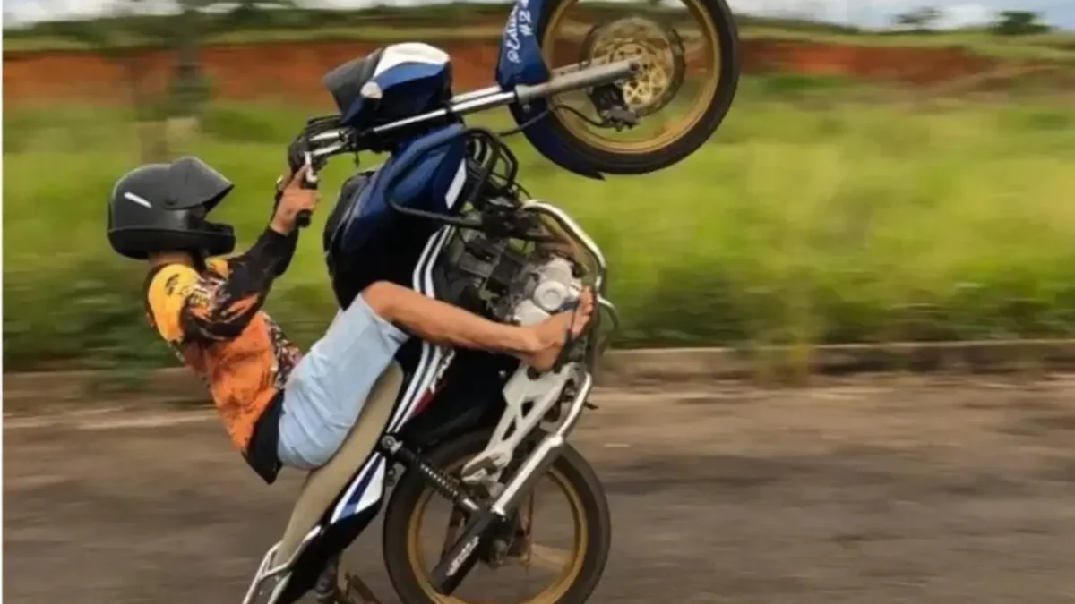 Jovem ‘dá grau’, bate com a moto enquanto foge da polícia e avó é responsabilizada em Catalão