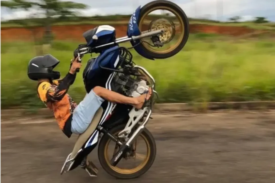Jovem ‘dá grau’, bate com a moto enquanto foge da polícia e avó é responsabilizada em Catalão