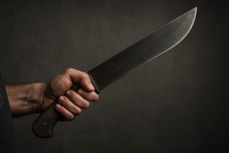 Cena chamou atenção nas redes sociais Ladrão invade casa com facão mas é surpreendido por grupo de amigos; vídeo