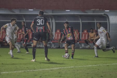 Anápolis arranca empate contra Tombense