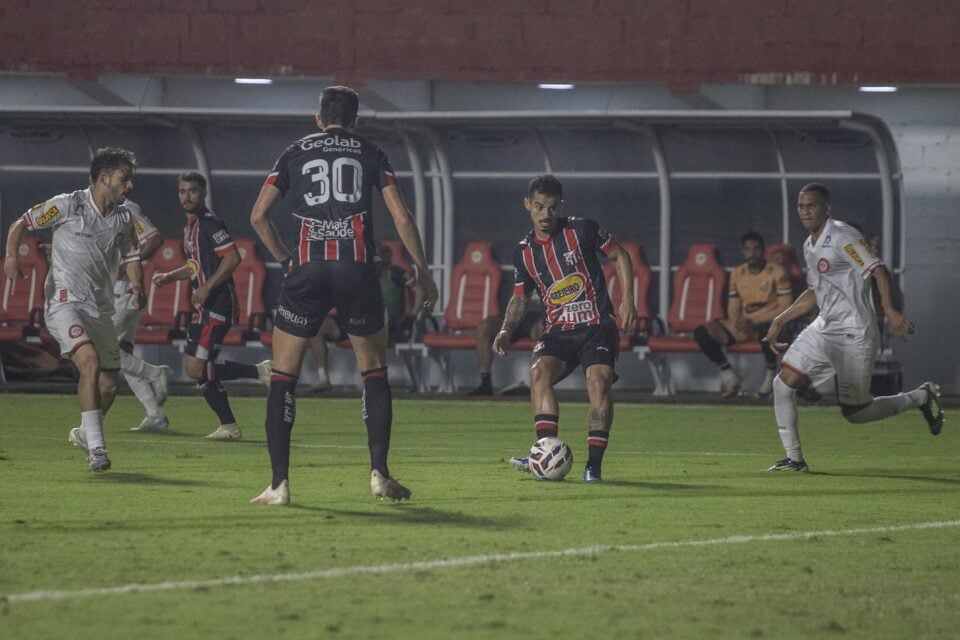 Anápolis arranca empate contra Tombense