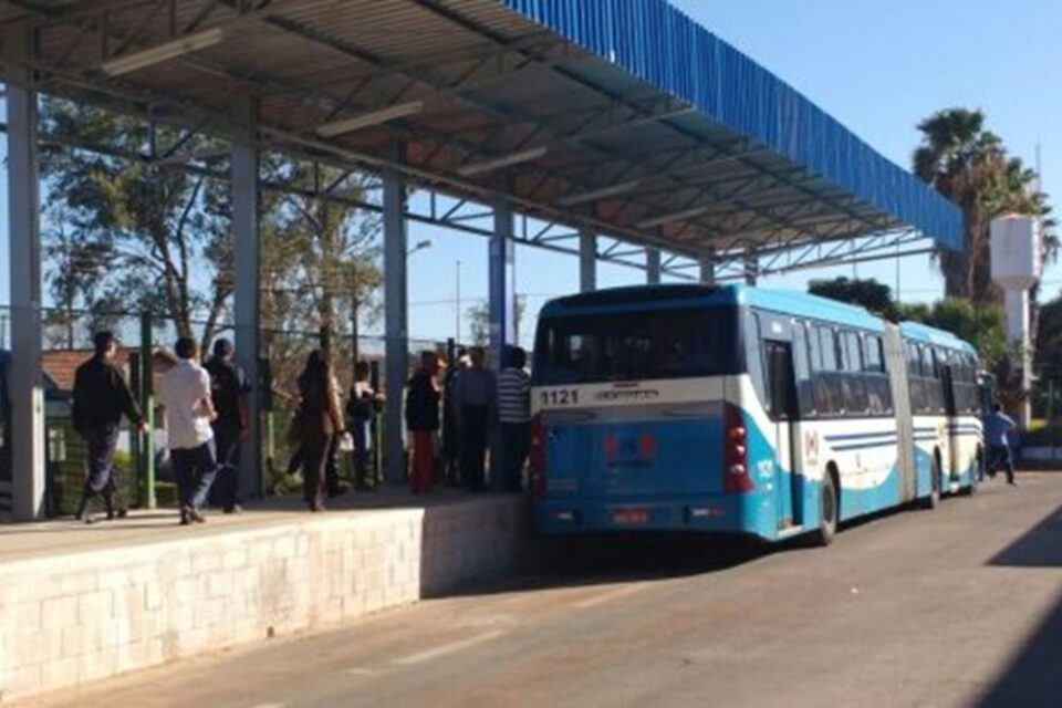 Carlos Eduardo Silva de Brito foi atropelado Metrobus é condenada a indenizar mãe de jovem que morreu após cair de ônibus em Goiânia