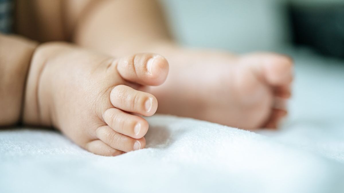 Bebê de 1 ano é intoxicado após ingerir mistura com álcool e maconha Caso aconteceu em cidade paraguaia próxima à fronteira com o Brasil