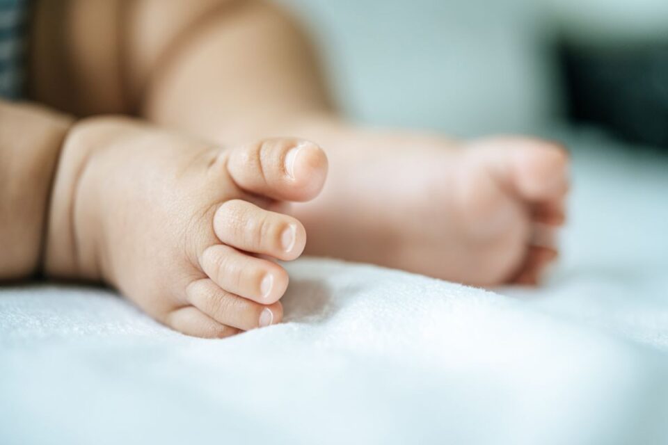 Bebê de 1 ano é intoxicado após ingerir mistura com álcool e maconha Caso aconteceu em cidade paraguaia próxima à fronteira com o Brasil