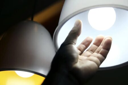 Contas de luz permanecem com bandeira tarifária vermelha em julho 