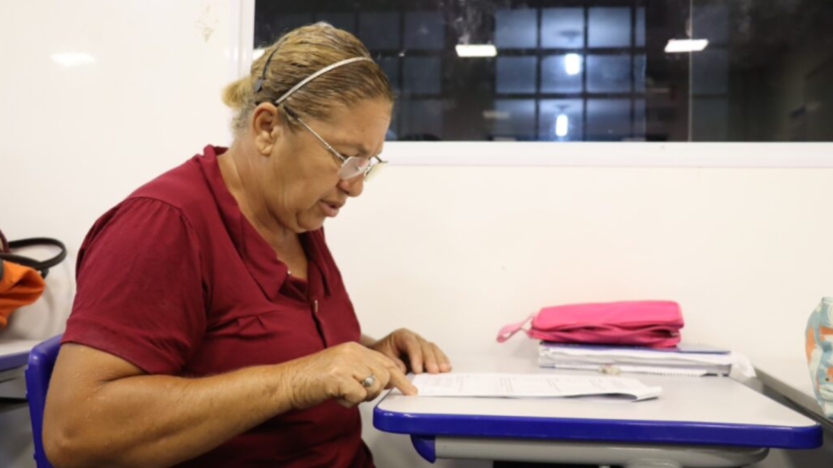 Imagem de uma mulher em sala de aula