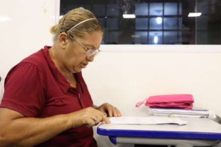 Imagem de uma mulher em sala de aula