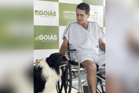 Elcilei Alves, de 46 anos, no reencontro com cachorro dele (Foto: Reprodução)