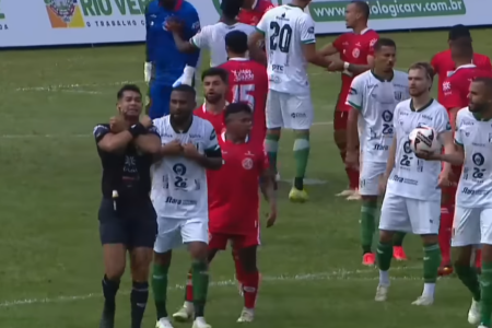 Protocolo global antirracismo da Fifa na partida entre Rio Verde e Anapolina
