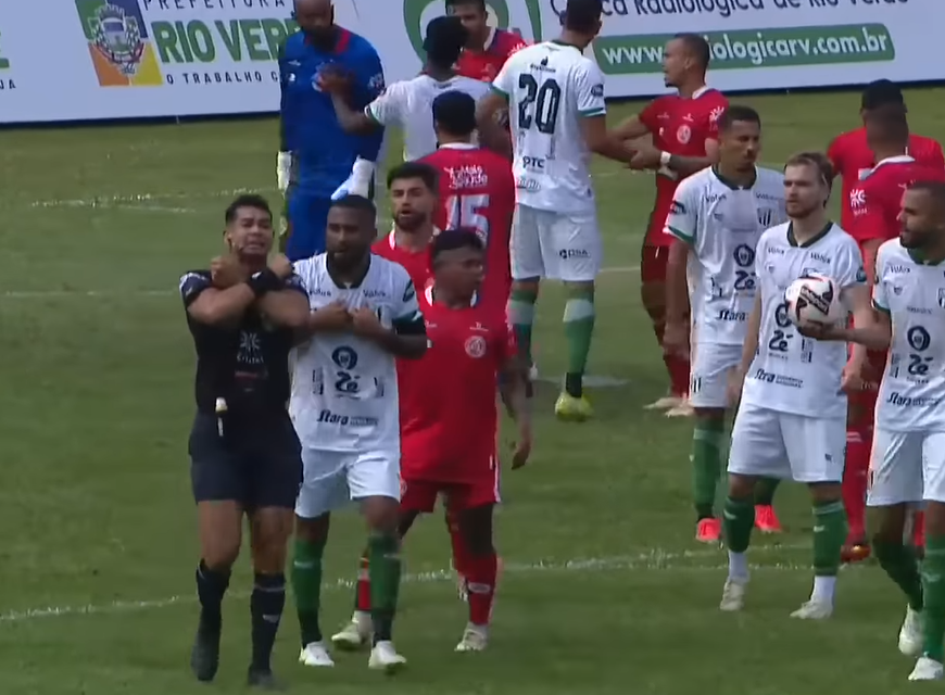 Protocolo global antirracismo da Fifa na partida entre Rio Verde e Anapolina