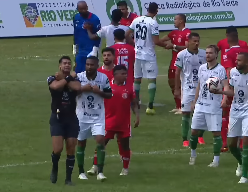 Protocolo global antirracismo da Fifa na partida entre Rio Verde e Anapolina