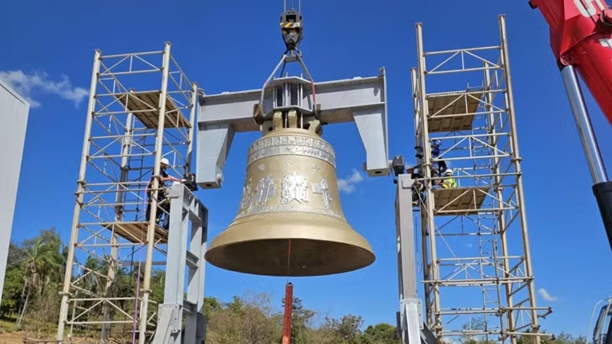 Maior sino que badala no mundo, Vox Patris é içado em Trindade vídeo Romaria do Divino Pai Eterno Nova Basílica do Divino Pai Eterno