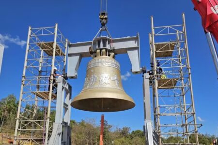 Maior sino que badala no mundo, Vox Patris é içado em Trindade vídeo Romaria do Divino Pai Eterno Nova Basílica do Divino Pai Eterno
