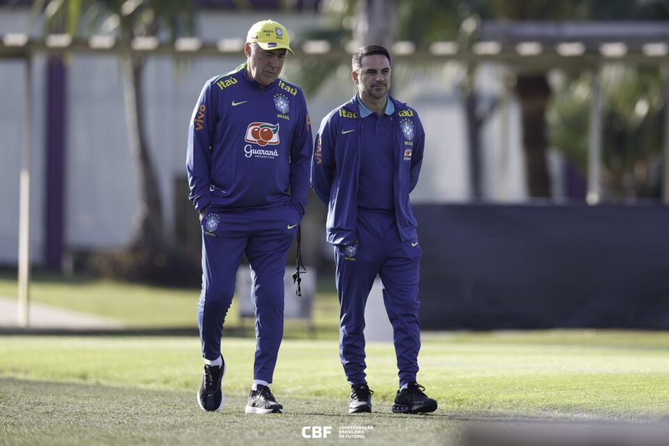Carlo Ancelotti durante treino da seleção brasileira