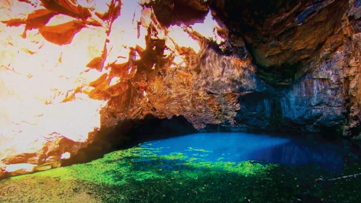 Buraco do Inferno: caverna de profundidade desconhecida em Goiás Lugar de túneis submersos e águas azuis cristalinas Padre Bernardo