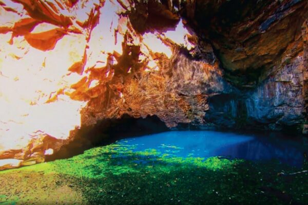 Buraco do Inferno: caverna de profundidade desconhecida em Goiás Lugar de túneis submersos e águas azuis cristalinas Padre Bernardo