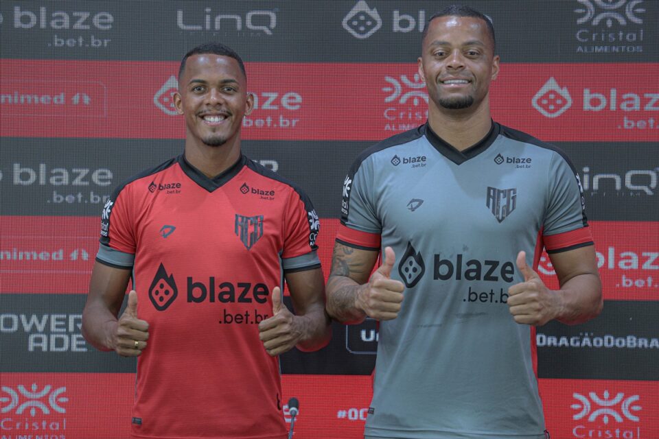 Talisson e Paulo Vitor em apresentação no Atlético Goianiense