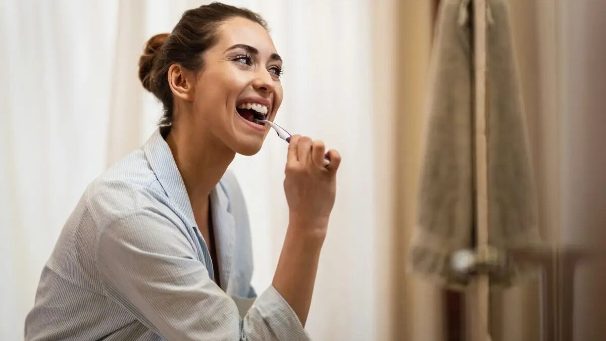 Quando você deve escovar os dentes? Veja os principais erros cometidos na escovação Escolha pode acarretar risco de erosão dentária