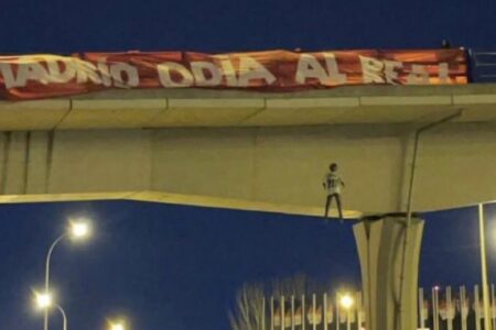 Boneco pendurado por torcedores