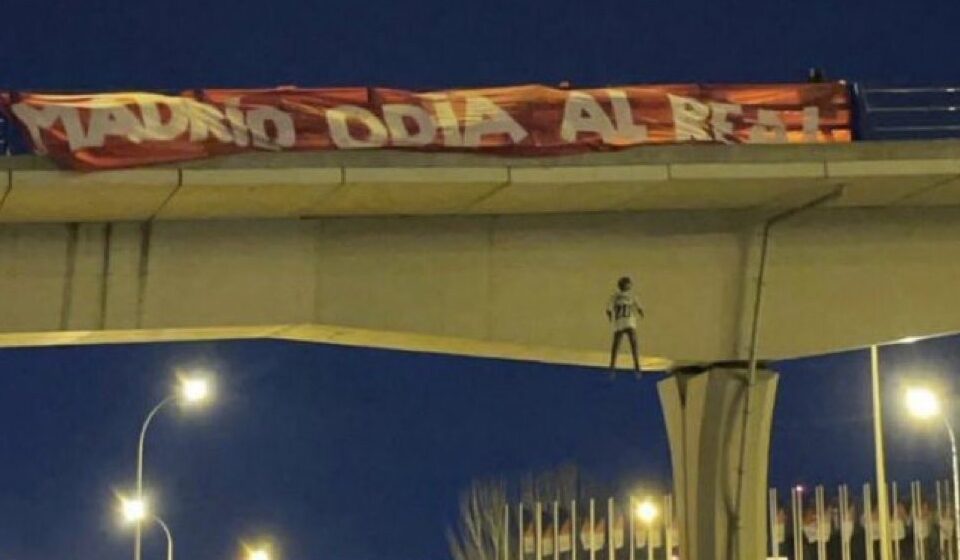 Boneco pendurado por torcedores