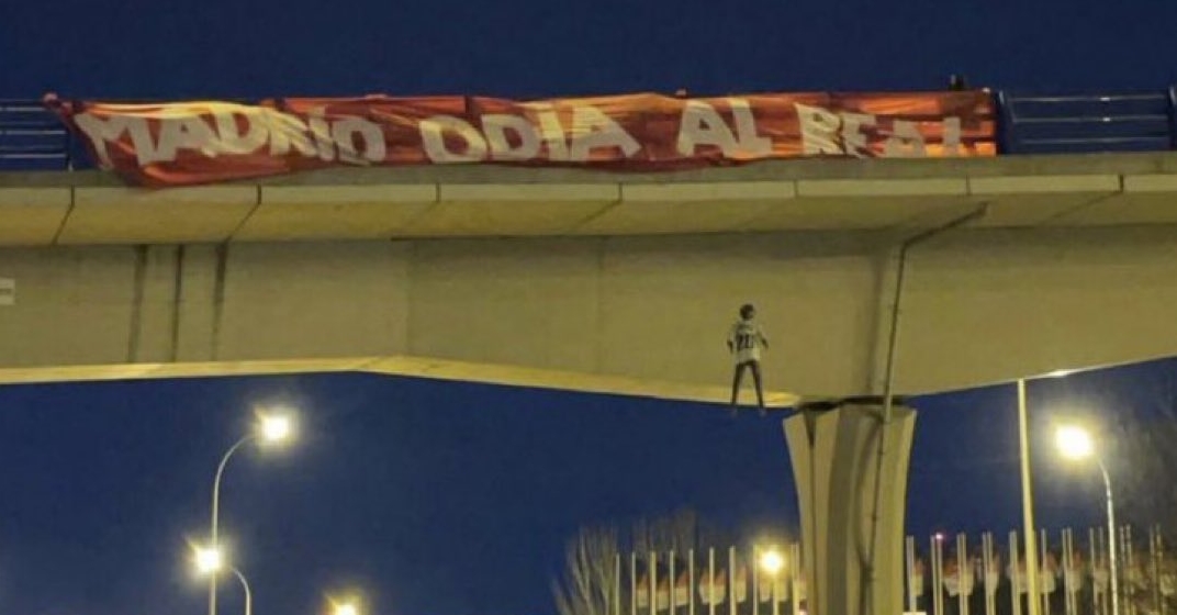 Boneco pendurado por torcedores