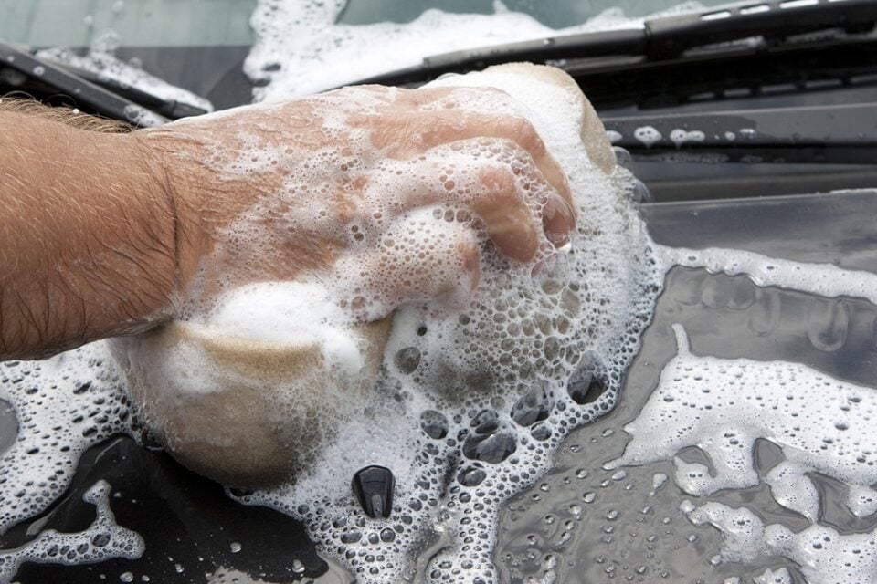 Goiânia tem novas regras para lavadores de carro e proíbe lavagem interna de veículos em praças