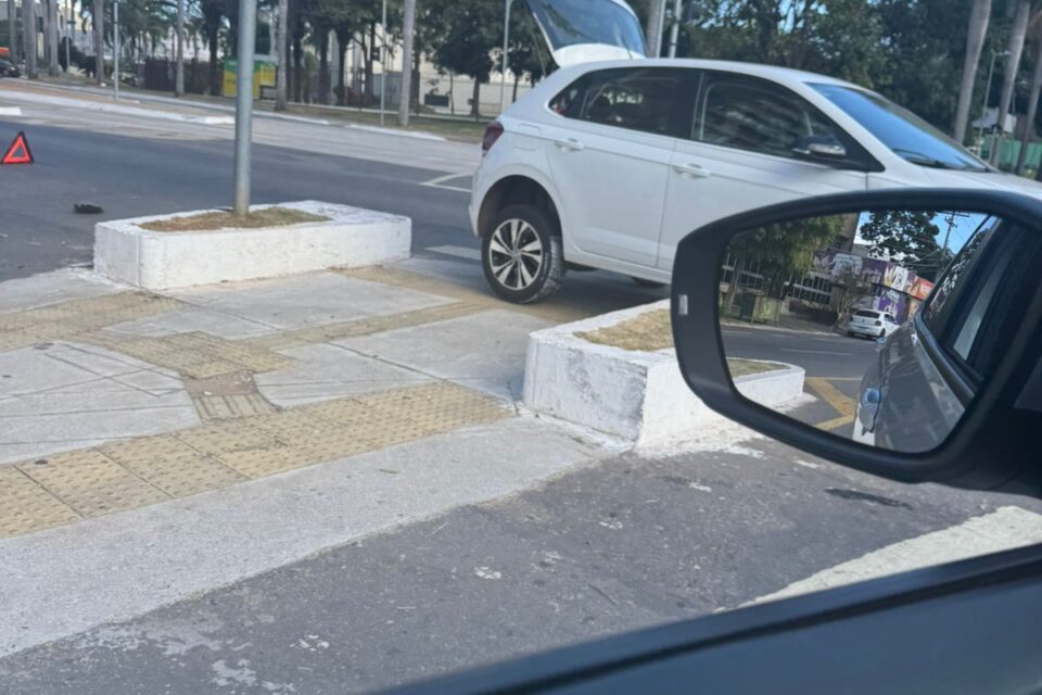 Carro fica danificado após subir em mini mureta na Praça Cívica veja fotos Cena aconteceu na Rua 83 Goiânia