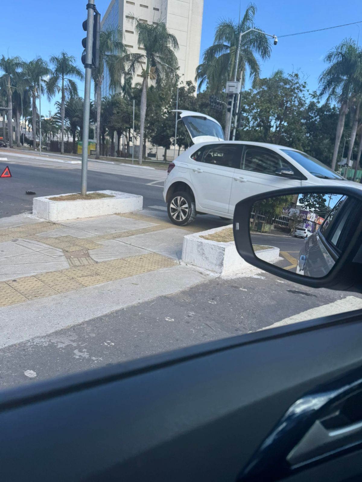 Carro fica danificado após subir em mini mureta na Praça Cívica veja fotos Cena aconteceu na Rua 83 Goiânia