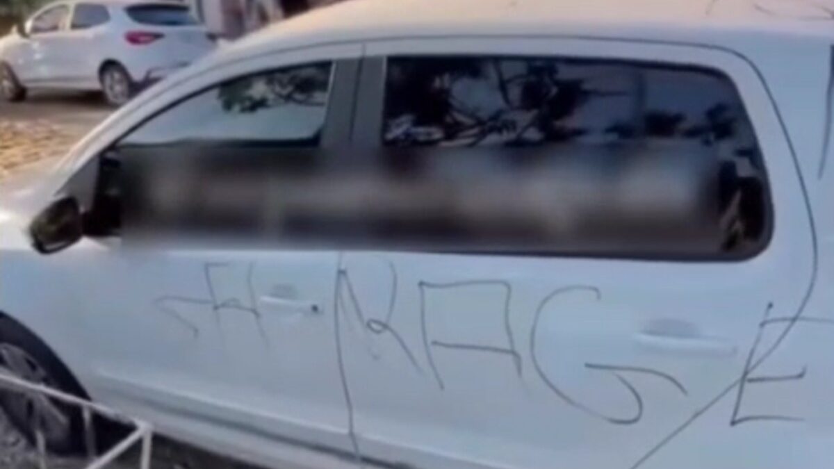 Moradores de Pirenópolis deixam recados em carros com canetões por estacionamento em garagens