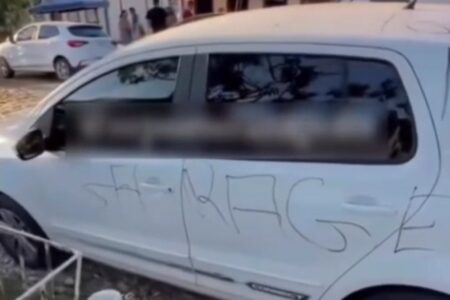 Moradores de Pirenópolis deixam recados em carros com canetões por estacionamento em garagens