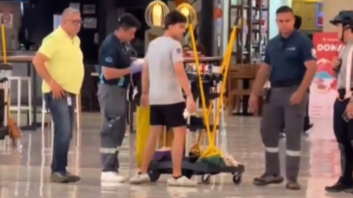 Adolescente joga bebida no chão para que faxineiros limpem e é obrigado por seguranças a limpar; vídeo Jovem limpa toda a sujeira