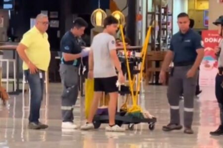 Adolescente joga bebida no chão para que faxineiros limpem e é obrigado por seguranças a limpar; vídeo Jovem limpa toda a sujeira